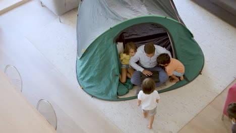 Lustiger-Papa-Und-Drei-Kinder,-Die-Camping-Spielen