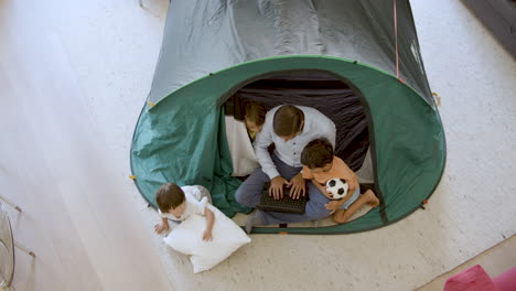 Papa-Und-Drei-Kinder-Spielen-Camping-Im-Wohnzimmer