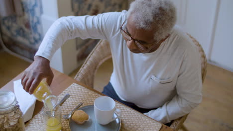 Anciano-Negro-Disfrutando-Del-Desayuno-En-Casa.