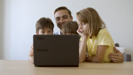 Glücklicher-Vater-Und-Kinder,-Die-Gemeinsam-Einen-Film-Auf-Dem-Laptop-Schauen
