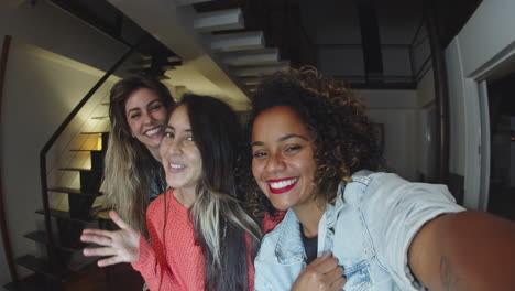 Mujeres-Felices-Tomando-Selfie-Y-Mirando-La-Cámara-Del-Teléfono