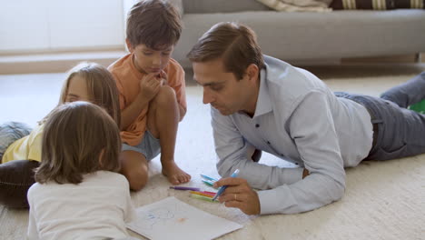 Dad-teaching-little-kids-to-draw