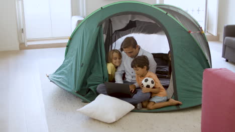 Dad-playing-camping-with-kids-at-home