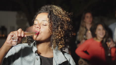 Mujer-Afroamericana-Bebiendo-Alcohol-Y-Mirando-A-La-Cámara