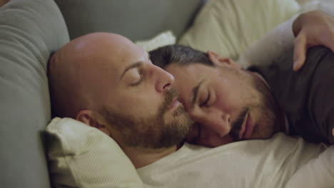 Una-Pareja-Gay-Pacífica-Abrazándose-Mientras-Dormía-En-La-Cama.