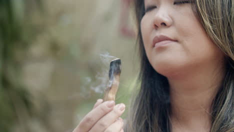 Primer-Plano-De-Una-Mujer-Japonesa-Inhalando-El-Aroma-De-Una-Fragancia