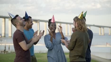 Lustige-Freunde,-Die-Geburtstag-In-Papierhüten-Feiern
