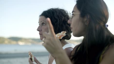Multiethnische-Frauen,-Die-Draußen-Pizza-Essen