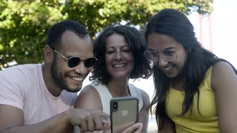 Happy-friends-using-smartphone