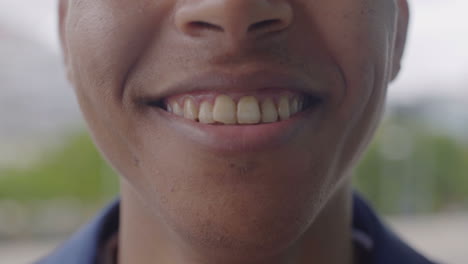 Nahaufnahme-Eines-Jungen-Afroamerikanischen-Mannes,-Der-Im-Freien-Lächelt.