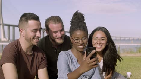 Amigos-Felices-Tomando-Selfie-Con-Smartphone-En-El-Parque