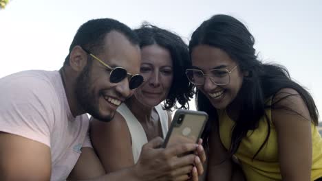 Amigos-Sonrientes-Usando-El-Teléfono-Celular