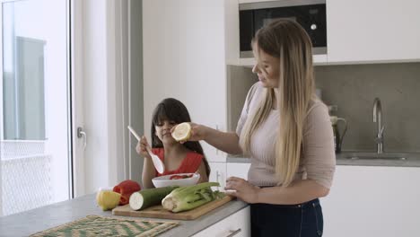 Mama-Dressing-Salat-Mit-Zitrone-In-Der-Küche