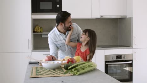 Glücklicher-Vater-Und-Kleine-Tochter-Kochen-Gemeinsam-Salat