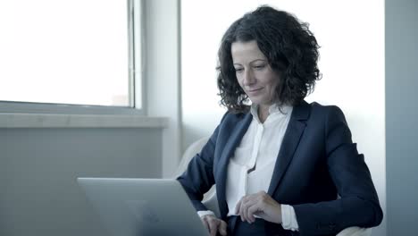 Concentrated-businesswoman-using-laptop