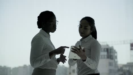 Junge-Geschäftsfrauen-Mit-Digitalem-Tablet