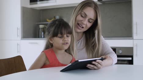 Mutter-Benutzt-Tablet-Und-Unterrichtet-Ihre-Kleine-Tochter