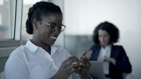 Mujer-Afroamericana-Sonriente-Usando-Un-Teléfono-Inteligente