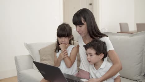 Mamá-Feliz-Y-Dos-Niños-Lindos-Usando-Una-Computadora-Portátil-Juntos