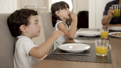 Niños-Pequeños-Comiendo-Galletas-En-La-Mesa-Del-Comedor-Con-Plato
