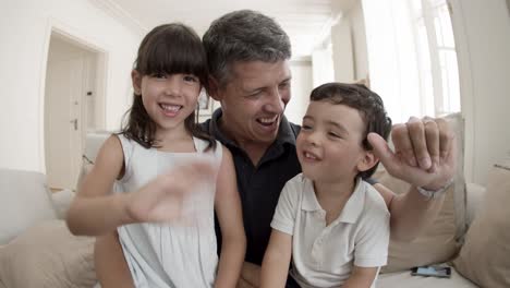 Glücklicher-Vater-Und-Zwei-Süße-Kinder-Lächeln-Und-Winken-Vor-Der-Webcam