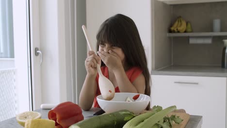 Entzückendes-Kleines-Mädchen,-Das-Selbst-Salat-Kocht