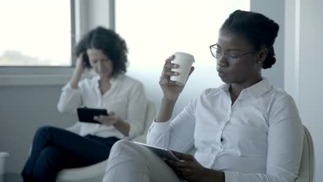 Ernsthafte-Geschäftsfrauen-Mit-Digitalen-Tablets