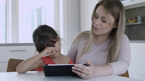 Mutter-Benutzt-Tablet-Und-Trainiert-Ihre-Tochter