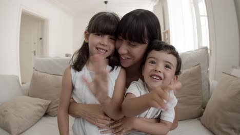 Glückliche-Mutter-Und-Zwei-Süße-Kinder,-Die-Einen-Videoanruf-Führen