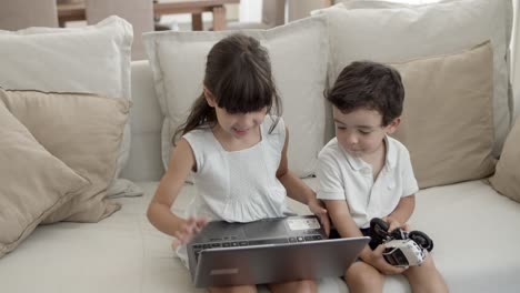 Konzentriertes-Junges-Mädchen,-Das-Alleine-Einen-Laptop-Benutzt