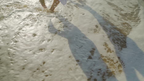 Beine-Eines-Paares,-Das-Am-Sandstrand-Läuft
