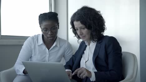 Multiethnic-businesswomen-using-laptop
