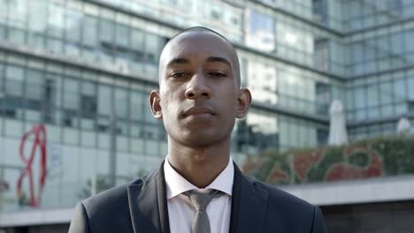 Junger-Afroamerikanischer-Geschäftsmann-Blickt-In-Die-Kamera