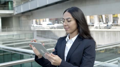 Fokussierte-Geschäftsfrau-Mit-Tablet-PC-Im-Freien