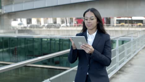 Konzentrierte-Geschäftsfrau-Mit-Tablet-PC-Im-Freien