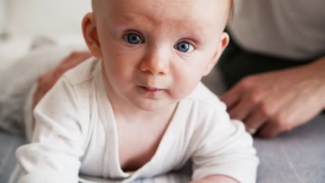 Primer-Plano-De-Un-Lindo-Bebé-De-Ojos-Azules-Tratando-De-Gatear