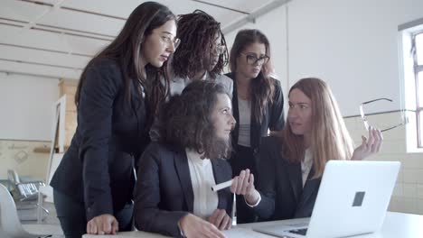 Konzentrierte-Geschäftsfrauen-Nutzen-Laptop-Im-Büro