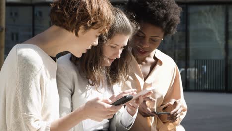 Drei-Frauen-Mit-Smartphones-Stehen-Auf-Der-Straße