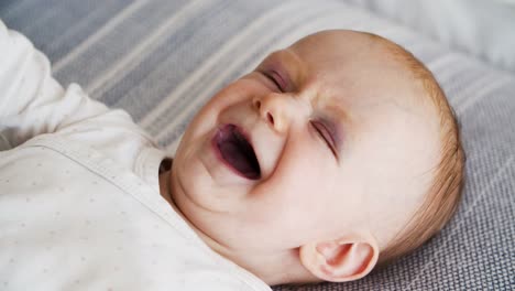 Nahaufnahme-Eines-Positiv-Lachenden-Süßen-Rothaarigen-Babys