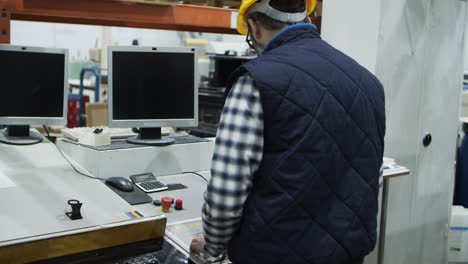 Trabajador-Masculino-Concentrado-Configurando-La-Máquina-De-Impresión