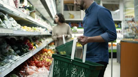 Menschen-Kaufen-Im-Lebensmittelgeschäft-Ein