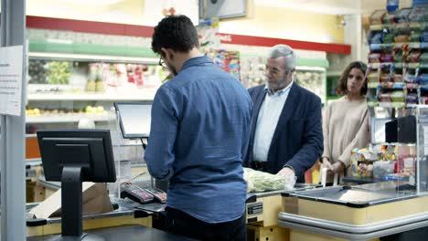 Gente-Comprando-Productos-En-El-Supermercado