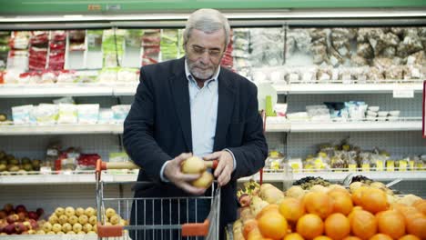 Hombre-Comprando-Frutas-Frescas-En-El-Supermercado