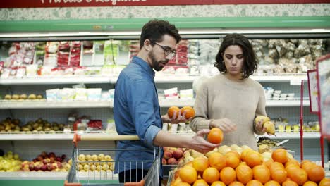 Pareja-Comprando-Frutas-En-El-Supermercado