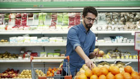 Man-buying-fruits-in-supermarket