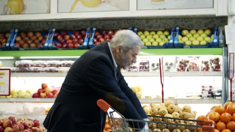 Hombre-Maduro,-Comprar-Frutas-Frescas-En-El-Supermercado