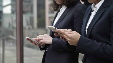 Cropped-shot-of-businesswomen-using-smartphones