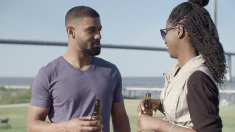 Glückliches-Afroamerikanisches-Paar,-Das-Sich-Beim-Biertrinken-Unterhält.