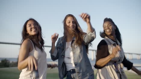 Mujeres-Jóvenes-Sonrientes-Bailando-Juntas-En-El-Parque