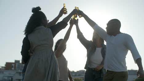 Fröhliche-Menschen,-Die-Beim-Tanzen-Mit-Bierflaschen-Anstoßen